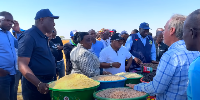 Team châu Phi được Bộ trưởng Nông nghiệp Angola tới tận nơi mua gạo, ông khen một câu tất cả ấm lòng- Ảnh 2. Team châu Phi được Bộ trưởng Nông nghiệp Angola tới tận nơi mua gạo, ông khen một câu tất cả ấm lòng- Ảnh 2.