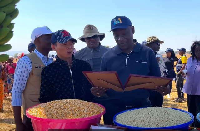 Team châu Phi được Bộ trưởng Nông nghiệp Angola tới tận nơi mua gạo, ông khen một câu tất cả ấm lòng- Ảnh 3. Team châu Phi được Bộ trưởng Nông nghiệp Angola tới tận nơi mua gạo, ông khen một câu tất cả ấm lòng- Ảnh 3.