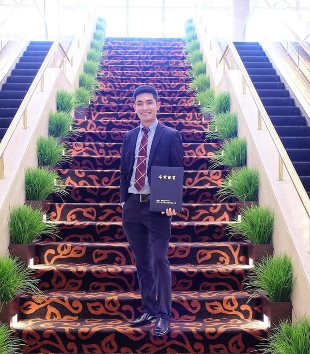Cậu bé nghèo mồ côi nhận tin nhắn bất ngờ từ thầy giáo, số phận thay đổi sau 10 năm- Ảnh 1. Cậu bé nghèo mồ côi nhận tin nhắn bất ngờ từ thầy giáo, số phận thay đổi sau 10 năm- Ảnh 1.