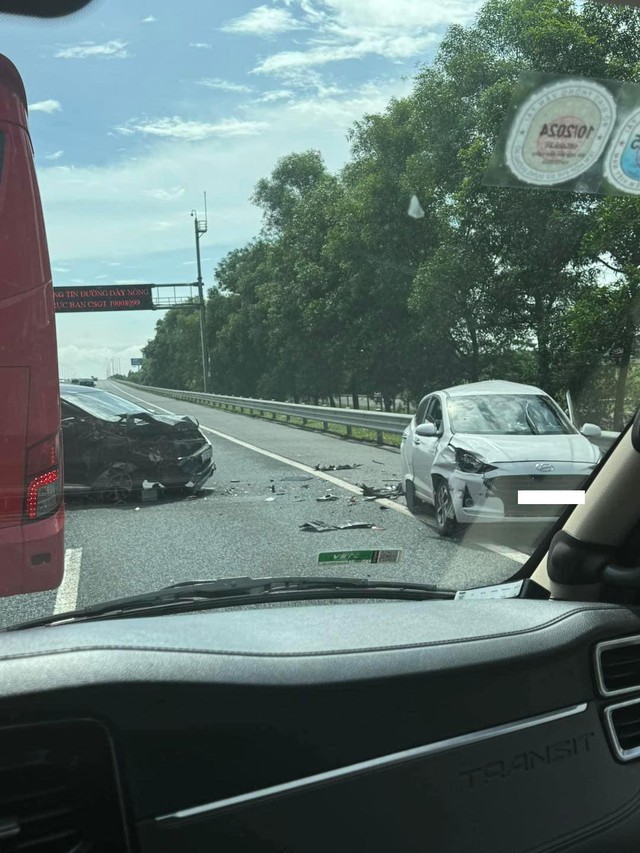 Camera toàn cảnh vụ ô tô lao vào làn khẩn cấp, gây tai nạn trên cao tốc Hà Nội - Hải Phòng- Ảnh 2. Camera toàn cảnh vụ ô tô lao vào làn khẩn cấp, gây tai nạn trên cao tốc Hà Nội - Hải Phòng- Ảnh 2.