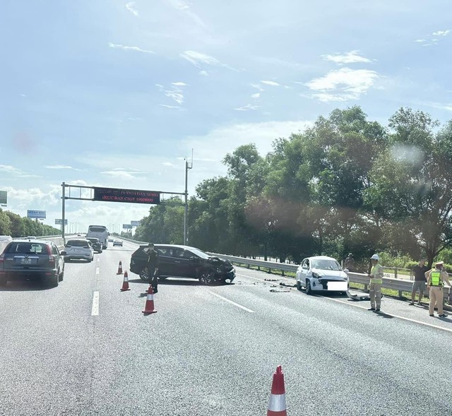 Camera toàn cảnh vụ ô tô lao vào làn khẩn cấp, gây tai nạn trên cao tốc Hà Nội - Hải Phòng- Ảnh 1. Camera toàn cảnh vụ ô tô lao vào làn khẩn cấp, gây tai nạn trên cao tốc Hà Nội - Hải Phòng- Ảnh 1.