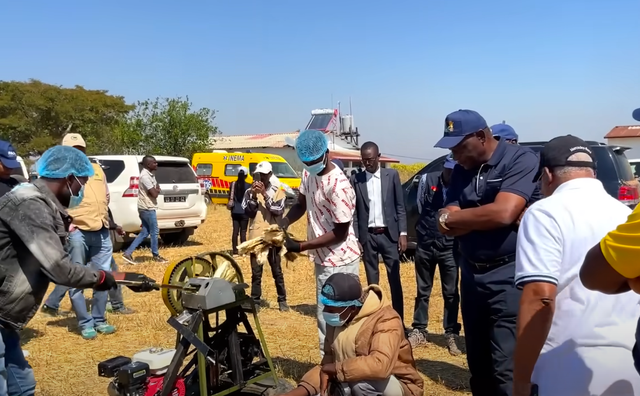 Team châu Phi được Bộ trưởng Nông nghiệp Angola tới tận nơi mua gạo, ông khen một câu tất cả ấm lòng- Ảnh 1. Team châu Phi được Bộ trưởng Nông nghiệp Angola tới tận nơi mua gạo, ông khen một câu tất cả ấm lòng- Ảnh 1.