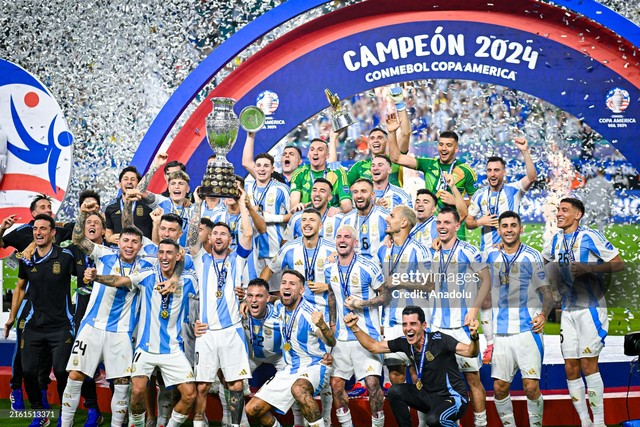 "Tội đồ" đội tuyển Bồ Đào Nha bất ngờ sang tận Mỹ xem Messi nâng cúp vô địch- Ảnh 1. "Tội đồ" đội tuyển Bồ Đào Nha bất ngờ sang tận Mỹ xem Messi nâng cúp vô địch- Ảnh 1.