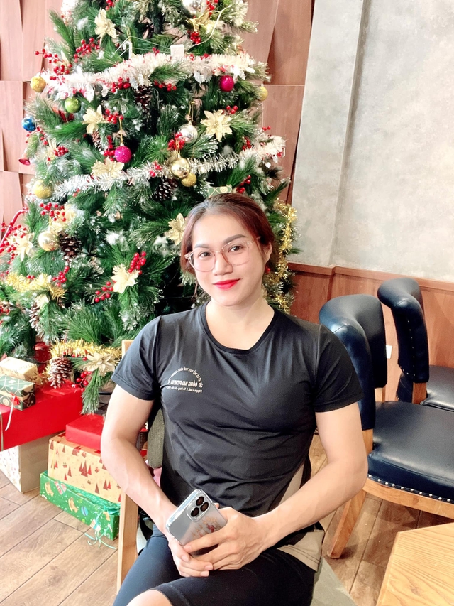 Hôn nhân "khác thường" của búp bê cơ bắp Đồng Nai với ông xã điển trai: Vợ thường xuyên cọc cằn- Ảnh 2. Hôn nhân "khác thường" của búp bê cơ bắp Đồng Nai với ông xã điển trai: Vợ thường xuyên cọc cằn- Ảnh 2.
