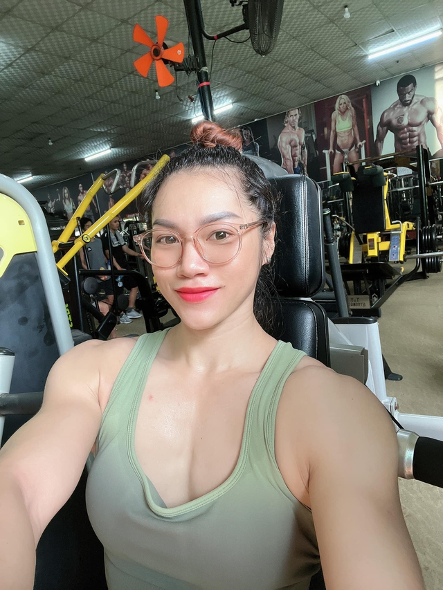 Hôn nhân "khác thường" của búp bê cơ bắp Đồng Nai với ông xã điển trai: Vợ thường xuyên cọc cằn- Ảnh 1. Hôn nhân "khác thường" của búp bê cơ bắp Đồng Nai với ông xã điển trai: Vợ thường xuyên cọc cằn- Ảnh 1.