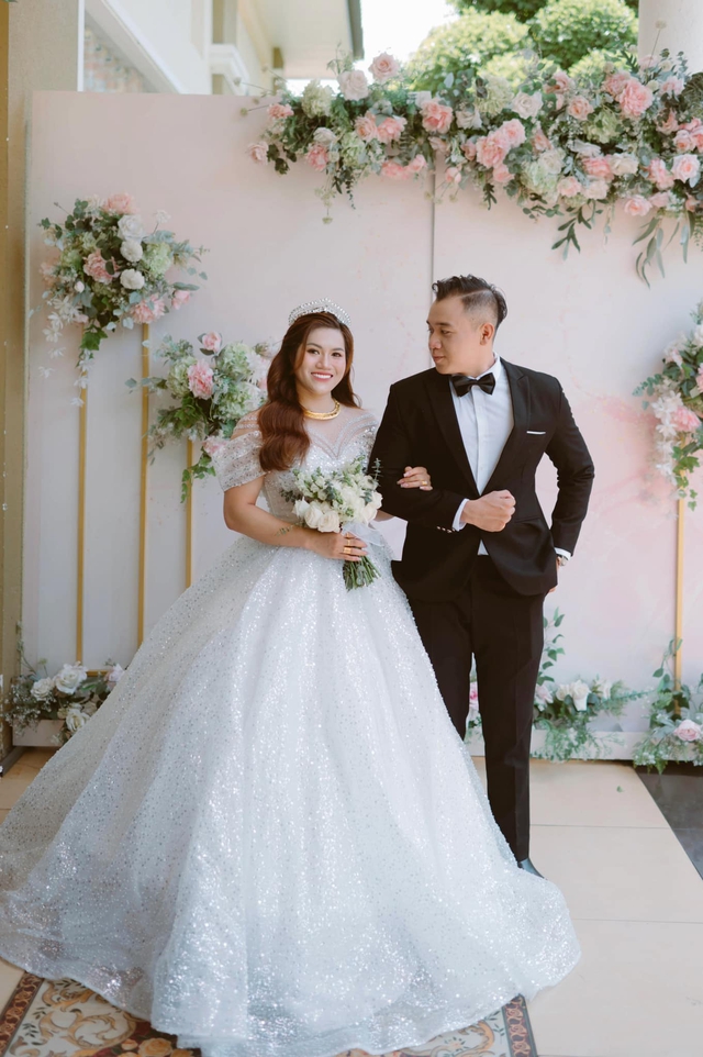 Hôn nhân "khác thường" của búp bê cơ bắp Đồng Nai với ông xã điển trai: Vợ thường xuyên cọc cằn- Ảnh 4. Hôn nhân "khác thường" của búp bê cơ bắp Đồng Nai với ông xã điển trai: Vợ thường xuyên cọc cằn- Ảnh 4.