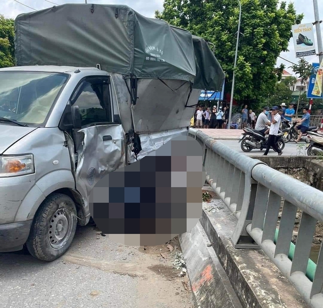 Huy động xe cẩu trong vụ tai nạn nghiêm trọng ở Hà Nội, 4 người tử vong- Ảnh 1. Huy động xe cẩu trong vụ tai nạn nghiêm trọng ở Hà Nội, 4 người tử vong- Ảnh 1.