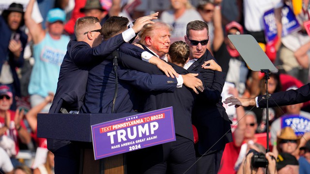 48h trước khi bắn ông Trump: Nghi phạm tập súng, mua thang và 50 viên đạn; thứ trong cốp xe còn sợ hơn- Ảnh 1. 48h trước khi bắn ông Trump: Nghi phạm tập súng, mua thang và 50 viên đạn; thứ trong cốp xe còn sợ hơn- Ảnh 1.