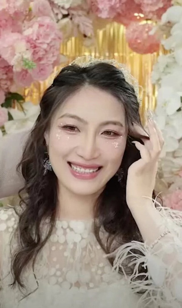 "Nữ vương hôn nhân" gây tranh cãi: Lên mạng dạy phụ nữ cách hẹn hò đại gia, một mình kiếm 496 tỷ/năm- Ảnh 2. "Nữ vương hôn nhân" gây tranh cãi: Lên mạng dạy phụ nữ cách hẹn hò đại gia, một mình kiếm 496 tỷ/năm- Ảnh 2.