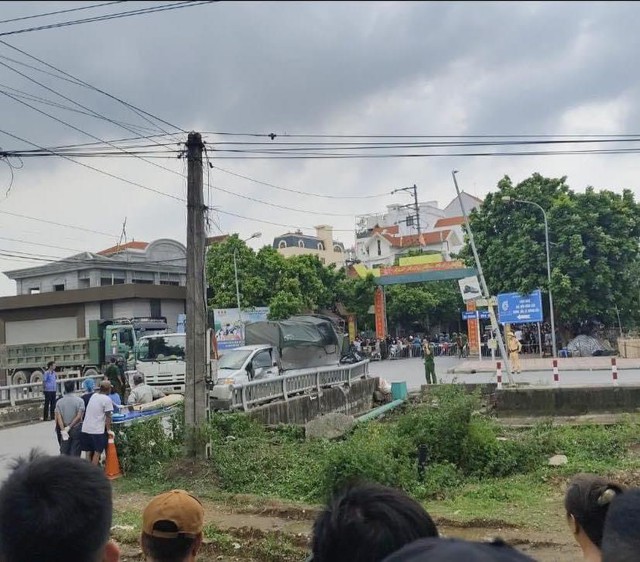 Huy động xe cẩu trong vụ tai nạn nghiêm trọng ở Hà Nội, 4 người tử vong- Ảnh 2. Huy động xe cẩu trong vụ tai nạn nghiêm trọng ở Hà Nội, 4 người tử vong- Ảnh 2.