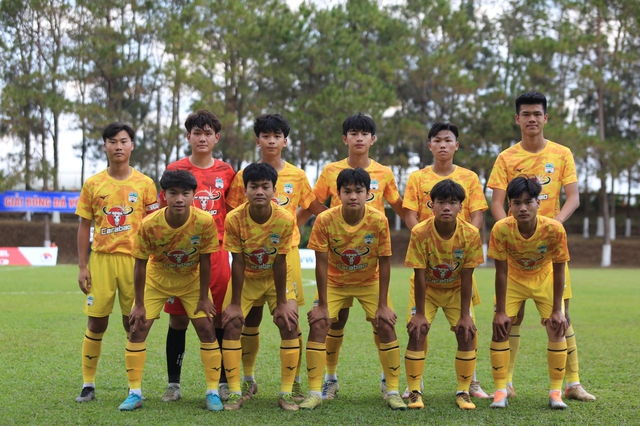 "Người khổng lồ" của U19 Việt Nam: Là hạt giống mới của bầu Đức, tài không đợi tuổi!- Ảnh 3. "Người khổng lồ" của U19 Việt Nam: Là hạt giống mới của bầu Đức, tài không đợi tuổi!- Ảnh 3.