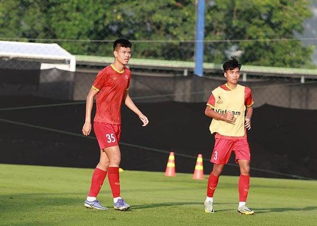 "Người khổng lồ" của U19 Việt Nam: Là hạt giống mới của bầu Đức, tài không đợi tuổi!- Ảnh 1. "Người khổng lồ" của U19 Việt Nam: Là hạt giống mới của bầu Đức, tài không đợi tuổi!- Ảnh 1.