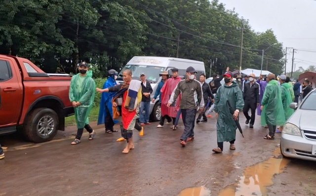 Ô tô nối hàng dài, du khách lại đổ về Gia Lai xem ông Thích Minh Tuệ khất thực: Tiết lộ điều bất ngờ- Ảnh 4. Ô tô nối hàng dài, du khách lại đổ về Gia Lai xem ông Thích Minh Tuệ khất thực: Tiết lộ điều bất ngờ- Ảnh 4.