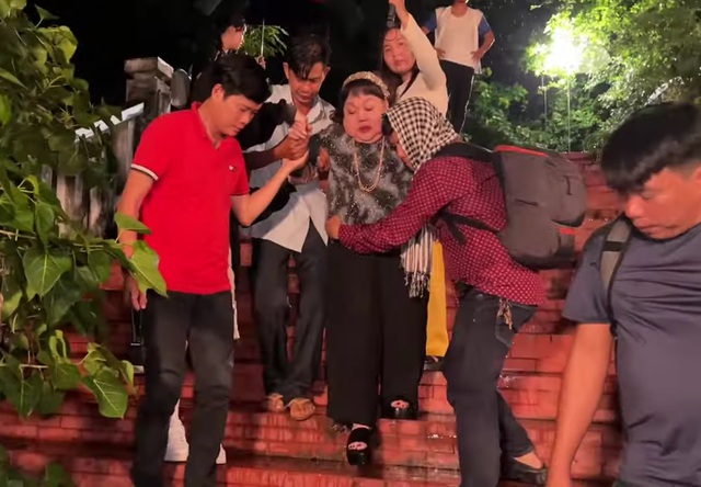 NSND Ngọc Giàu đi lại khó khăn phải có 4, 5 người đỡ, U80 vẫn dầm mưa làm việc mấy tiếng - Ảnh 1. NSND Ngọc Giàu đi lại khó khăn phải có 4, 5 người đỡ, U80 vẫn dầm mưa làm việc mấy tiếng - Ảnh 1.