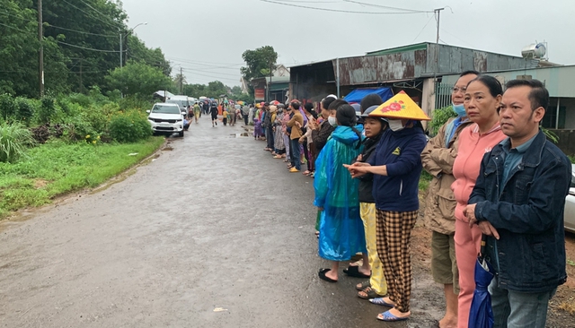 Ô tô nối hàng dài, du khách lại đổ về Gia Lai xem ông Thích Minh Tuệ khất thực: Tiết lộ điều bất ngờ- Ảnh 3. Ô tô nối hàng dài, du khách lại đổ về Gia Lai xem ông Thích Minh Tuệ khất thực: Tiết lộ điều bất ngờ- Ảnh 3.