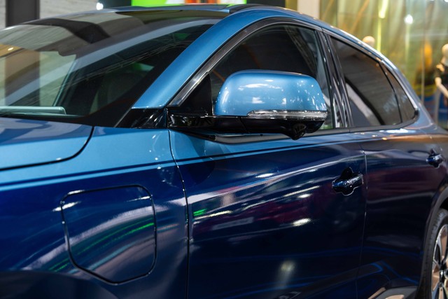 Lộ diện VinFast VF 8 Lux Hỏa Long Độc Bản: Chưa đến 1.000 người có được, 'mạ vàng' nhiều chi tiết- Ảnh 4. Lộ diện VinFast VF 8 Lux Hỏa Long Độc Bản: Chưa đến 1.000 người có được, 'mạ vàng' nhiều chi tiết- Ảnh 4.