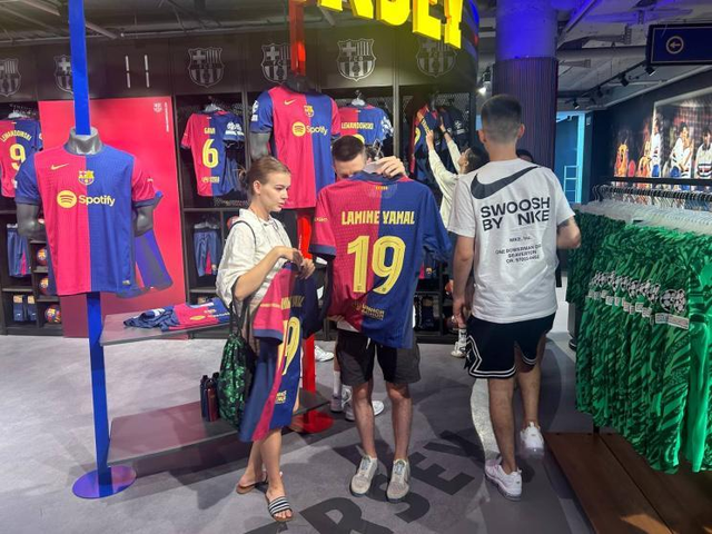 Nhà vô địch Euro 17 tuổi khiến Barcelona "dở khóc dở cười" chỉ vì 1 chữ cái- Ảnh 2. Nhà vô địch Euro 17 tuổi khiến Barcelona "dở khóc dở cười" chỉ vì 1 chữ cái- Ảnh 2.