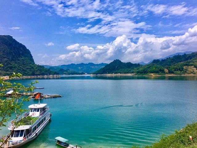 Một "Vịnh Hạ Long trên cạn" nằm giữa lòng hồ thuỷ điện, đẹp đặc biệt vào đêm Rằm, cách Hà Nội hơn 100km- Ảnh 6.