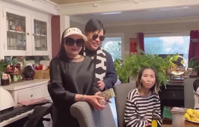 Quang Lê cầm hai cọc tiền mặt trả cát-xê cho Như Quỳnh: "Chỉ là chút xíu thôi, còn ngân phiếu nữa"- Ảnh 1. Quang Lê cầm hai cọc tiền mặt trả cát-xê cho Như Quỳnh: "Chỉ là chút xíu thôi, còn ngân phiếu nữa"- Ảnh 1.