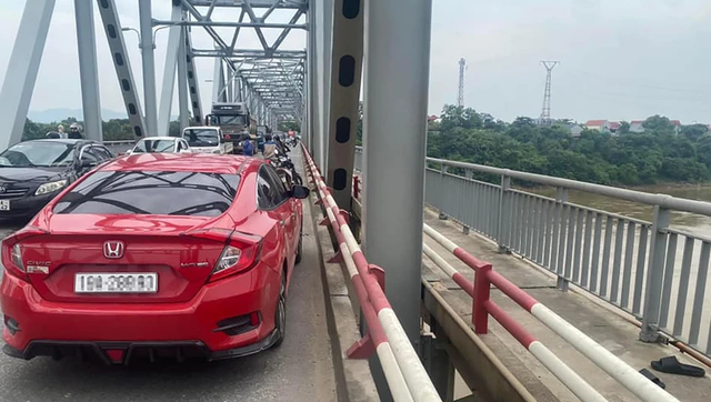 Xác định được danh tính nam thanh niên bỏ lại ô tô, nhảy xuống sông Hồng tự tử- Ảnh 2. Xác định được danh tính nam thanh niên bỏ lại ô tô, nhảy xuống sông Hồng tự tử- Ảnh 2.