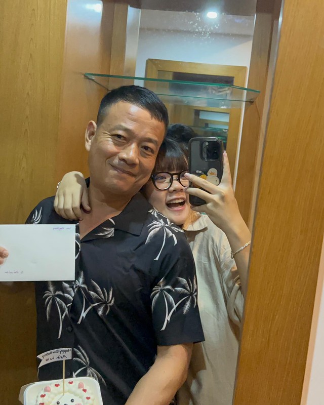 Đám hỏi của cô gái sinh năm 2001 và ông chú 43 tuổi: Bố vợ tiết lộ gì về con rể?- Ảnh 4. Đám hỏi của cô gái sinh năm 2001 và ông chú 43 tuổi: Bố vợ tiết lộ gì về con rể?- Ảnh 4.