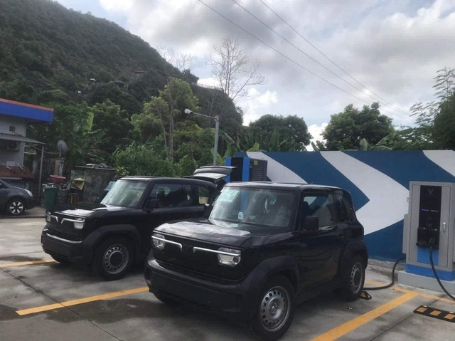 VinFast VF 3 liên tục xuất hiện trên đường cận ngày bàn giao, 1 chi tiết đổi khác khiến CĐM vui mừng- Ảnh 6. VinFast VF 3 liên tục xuất hiện trên đường cận ngày bàn giao, 1 chi tiết đổi khác khiến CĐM vui mừng- Ảnh 6.