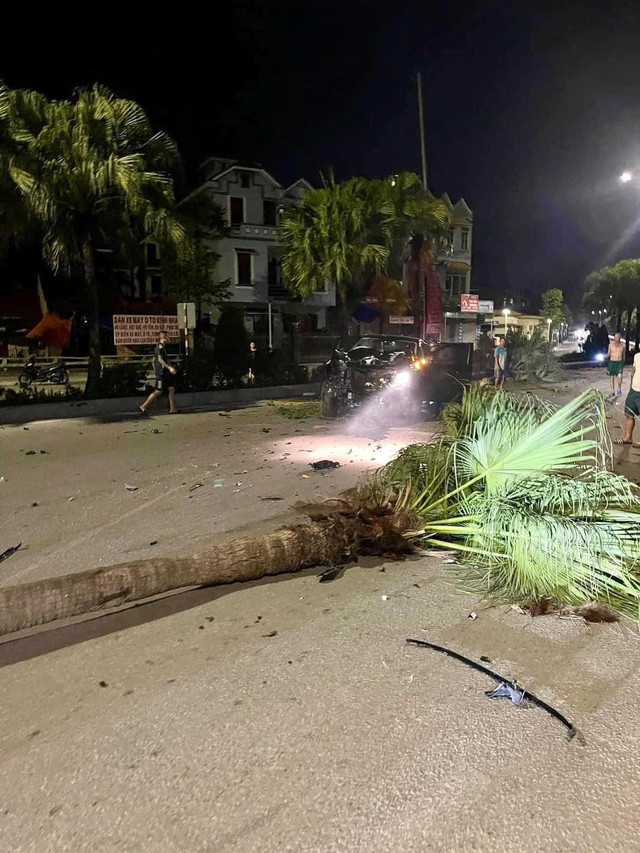 'Vua bán tải' Ford Ranger gặp tai nạn kinh hoàng, CĐM nhìn vào cabin rồi thán: Quá liều lĩnh, dại dột!- Ảnh 1. 'Vua bán tải' Ford Ranger gặp tai nạn kinh hoàng, CĐM nhìn vào cabin rồi thán: Quá liều lĩnh, dại dột!- Ảnh 1.