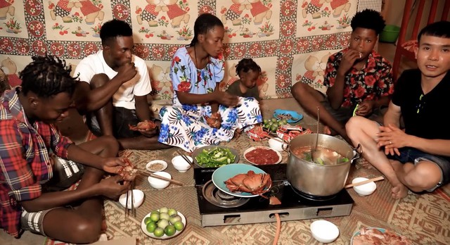 Lẩu gà bò Việt Nam có mặt ở châu Phi, người dân lần đầu thưởng thức đưa ra nhận xét ngỡ ngàng- Ảnh 4. Lẩu gà bò Việt Nam có mặt ở châu Phi, người dân lần đầu thưởng thức đưa ra nhận xét ngỡ ngàng- Ảnh 4.