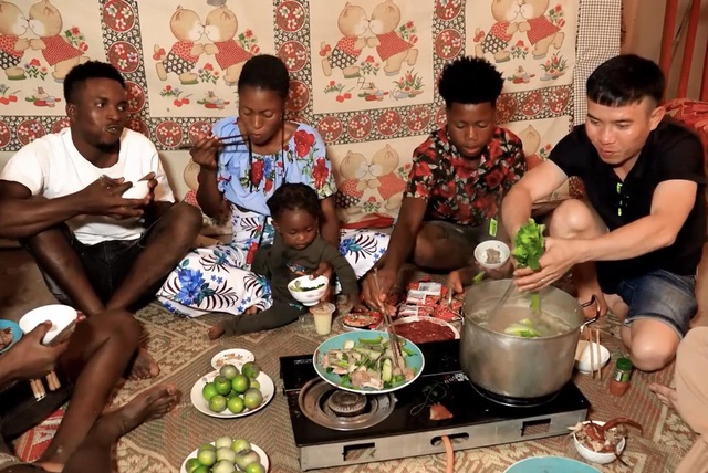 Lẩu gà bò Việt Nam có mặt ở châu Phi, người dân lần đầu thưởng thức đưa ra nhận xét ngỡ ngàng- Ảnh 5. Lẩu gà bò Việt Nam có mặt ở châu Phi, người dân lần đầu thưởng thức đưa ra nhận xét ngỡ ngàng- Ảnh 5.