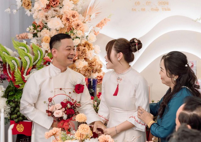 Đám hỏi của cô gái sinh năm 2001 và ông chú 43 tuổi: Bố vợ tiết lộ gì về con rể?- Ảnh 6. Đám hỏi của cô gái sinh năm 2001 và ông chú 43 tuổi: Bố vợ tiết lộ gì về con rể?- Ảnh 6.