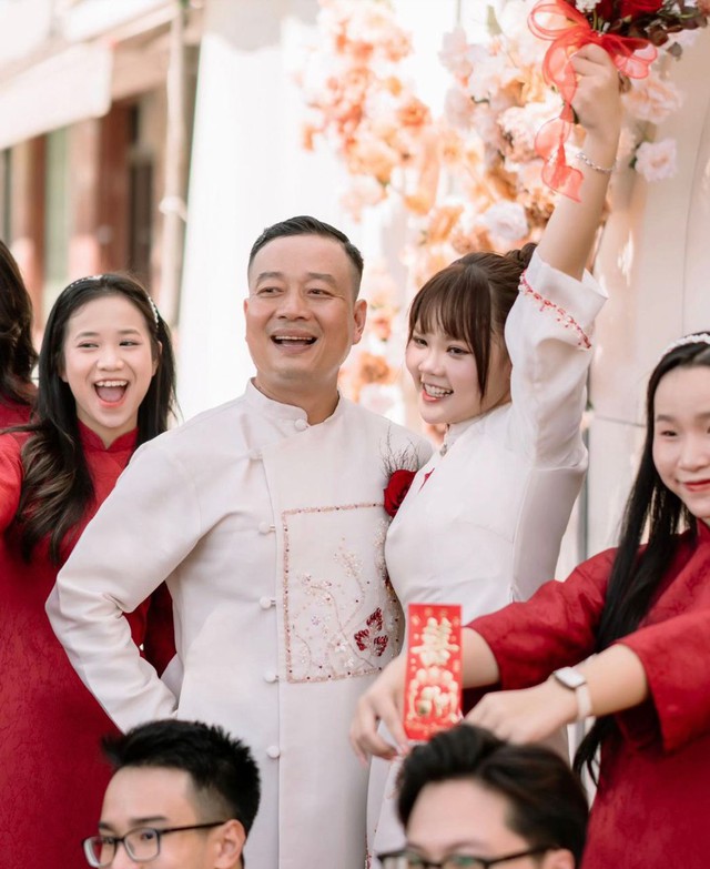 Đám hỏi của cô gái sinh năm 2001 và ông chú 43 tuổi: Bố vợ tiết lộ gì về con rể?- Ảnh 7. Đám hỏi của cô gái sinh năm 2001 và ông chú 43 tuổi: Bố vợ tiết lộ gì về con rể?- Ảnh 7.