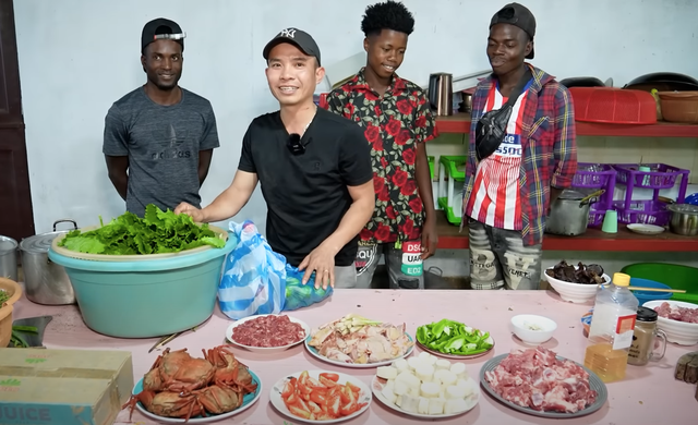 Lẩu gà bò Việt Nam có mặt ở châu Phi, người dân lần đầu thưởng thức đưa ra nhận xét ngỡ ngàng- Ảnh 1. Lẩu gà bò Việt Nam có mặt ở châu Phi, người dân lần đầu thưởng thức đưa ra nhận xét ngỡ ngàng- Ảnh 1.