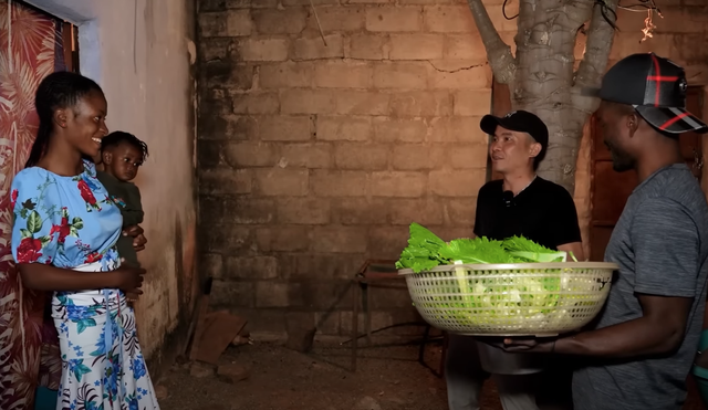 Lẩu gà bò Việt Nam có mặt ở châu Phi, người dân lần đầu thưởng thức đưa ra nhận xét ngỡ ngàng- Ảnh 2. Lẩu gà bò Việt Nam có mặt ở châu Phi, người dân lần đầu thưởng thức đưa ra nhận xét ngỡ ngàng- Ảnh 2.