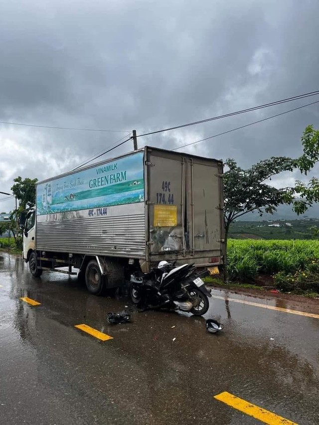 Xe máy "găm" thẳng vào đuôi ô tô tải: Diễn biến chớp nhoáng khiến tất cả ôm đầu thảng thốt- Ảnh 1. Xe máy "găm" thẳng vào đuôi ô tô tải: Diễn biến chớp nhoáng khiến tất cả ôm đầu thảng thốt- Ảnh 1.