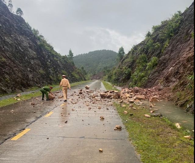 CSGT giải cứu 2 ô tô khi nước lũ ào ào đổ xuống: CSGT giải cứu 2 ô tô khi nước lũ ào ào đổ xuống:
