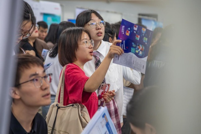 Nghịch lý: Nhiều người trẻ từ bỏ thu nhập hàng tỷ đồng để đi làm việc tay chân- Ảnh 1. Nghịch lý: Nhiều người trẻ từ bỏ thu nhập hàng tỷ đồng để đi làm việc tay chân- Ảnh 1.