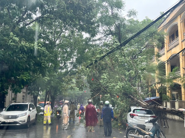 CSGT giải cứu 2 ô tô khi nước lũ ào ào đổ xuống: CSGT giải cứu 2 ô tô khi nước lũ ào ào đổ xuống: