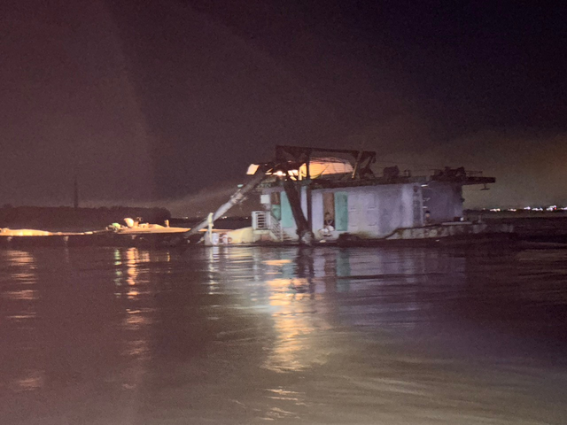 Khám xét khẩn cấp nơi ở, bắt giữ 8 người làm điều phạm pháp trên sông Hồng- Ảnh 1. Khám xét khẩn cấp nơi ở, bắt giữ 8 người làm điều phạm pháp trên sông Hồng- Ảnh 1.