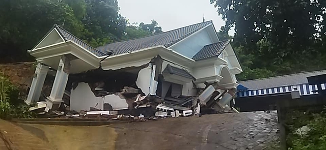 Sập biệt thự sau trận mưa lớn kéo dài ở Hà Nội, gia đình 7 người hoảng loạn tháo chạy- Ảnh 1. Sập biệt thự sau trận mưa lớn kéo dài ở Hà Nội, gia đình 7 người hoảng loạn tháo chạy- Ảnh 1.