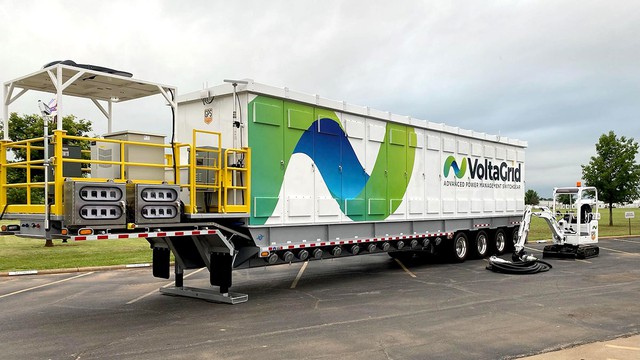 14 xe kéo bí ẩn đặt bên ngoài siêu máy tính của Elon Musk để làm gì?- Ảnh 2. 14 xe kéo bí ẩn đặt bên ngoài siêu máy tính của Elon Musk để làm gì?- Ảnh 2.