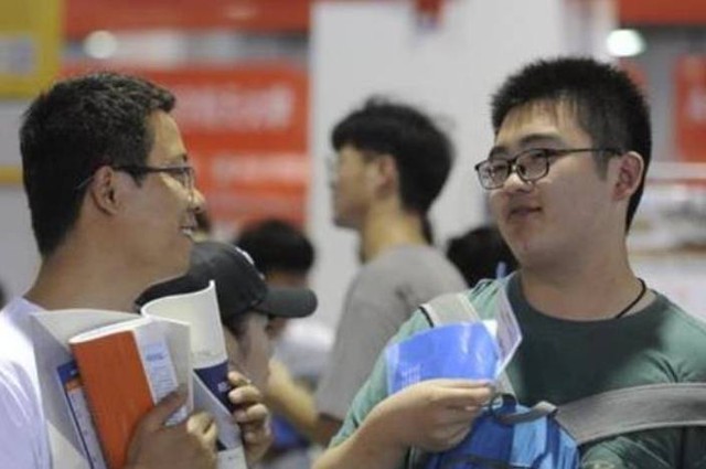 Nam sinh vui mừng vì nhận giấy báo trúng tuyển đại học: Đọc nội dung, bố mẹ khuyên sang năm thi lại- Ảnh 1. Nam sinh vui mừng vì nhận giấy báo trúng tuyển đại học: Đọc nội dung, bố mẹ khuyên sang năm thi lại- Ảnh 1.