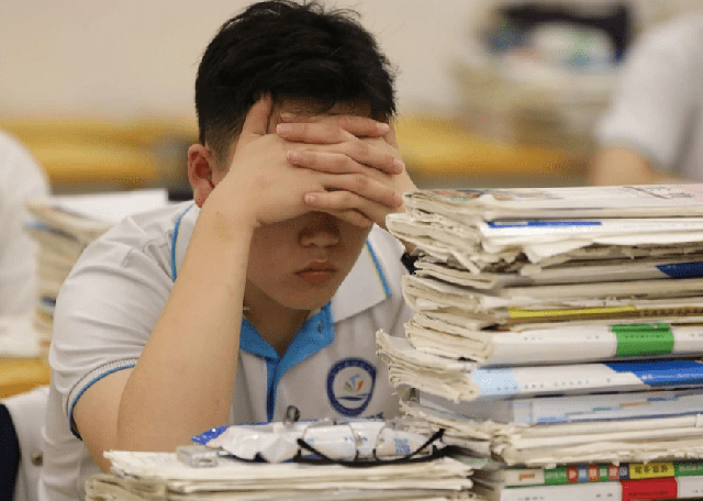 Nam sinh vui mừng vì nhận giấy báo trúng tuyển đại học: Đọc nội dung, bố mẹ khuyên sang năm thi lại- Ảnh 2. Nam sinh vui mừng vì nhận giấy báo trúng tuyển đại học: Đọc nội dung, bố mẹ khuyên sang năm thi lại- Ảnh 2.