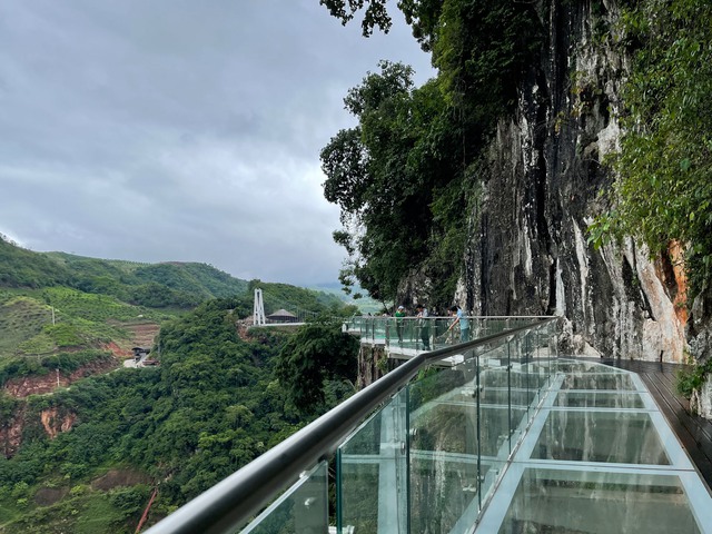 Cầu kính đi bộ dài nhất thế giới nằm ngay ở miền Bắc Việt Nam: Dài chưa tới 1km, nhiều người không dám đi- Ảnh 4. Cầu kính đi bộ dài nhất thế giới nằm ngay ở miền Bắc Việt Nam: Dài chưa tới 1km, nhiều người không dám đi- Ảnh 4.