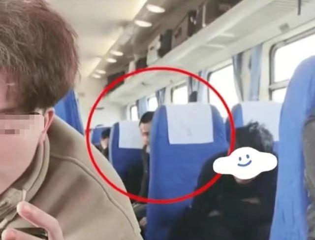 Cảm thấy bất an khi đi tàu, cô gái mở điện thoại selfie: Sợ hãi khi nhìn ảnh vừa chụp- Ảnh 1. Cảm thấy bất an khi đi tàu, cô gái mở điện thoại selfie: Sợ hãi khi nhìn ảnh vừa chụp- Ảnh 1.