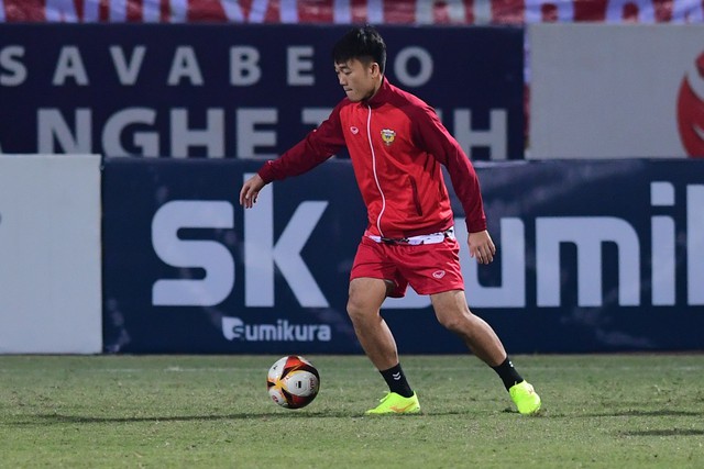 Gật đầu ở lại CLB vừa vất vả trụ hạng V.League, Xuân Trường bỏ túi bao nhiêu tỷ tiền lót tay?- Ảnh 2. Gật đầu ở lại CLB vừa vất vả trụ hạng V.League, Xuân Trường bỏ túi bao nhiêu tỷ tiền lót tay?- Ảnh 2.