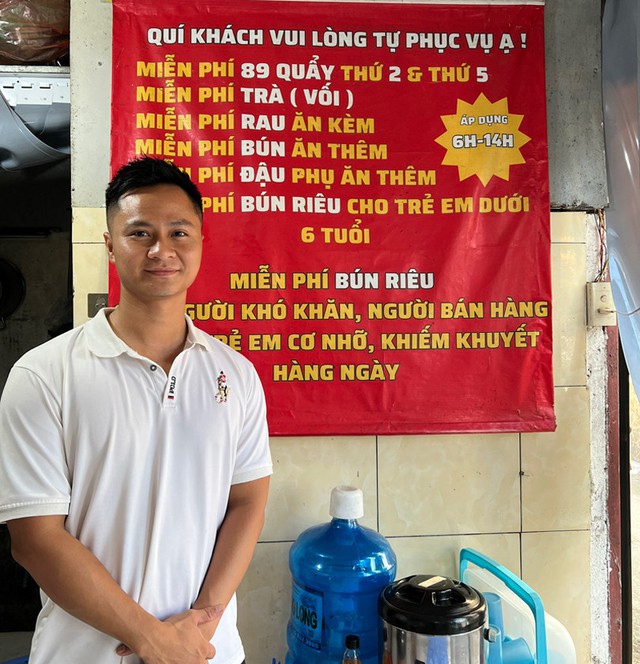 Tặng suất bún riêu cho shipper, câu nói của chủ quán khiến tất cả sững lại vài giây- Ảnh 2. Tặng suất bún riêu cho shipper, câu nói của chủ quán khiến tất cả sững lại vài giây- Ảnh 2.