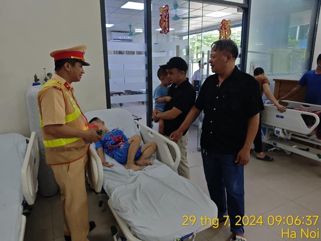 Đại úy CSGT cắn răng chịu đau để cứu sống cháu bé 6 tuổi bị co giật trên cao tốc Cao Bồ - Mai Sơn- Ảnh 4. Đại úy CSGT cắn răng chịu đau để cứu sống cháu bé 6 tuổi bị co giật trên cao tốc Cao Bồ - Mai Sơn- Ảnh 4.