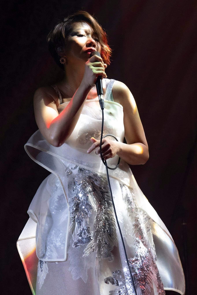 Vì sao Diva Hà Trần buộc phải hoãn show vô thời hạn, trả hết tiền vé cho khán giả?- Ảnh 1. Vì sao Diva Hà Trần buộc phải hoãn show vô thời hạn, trả hết tiền vé cho khán giả?- Ảnh 1.