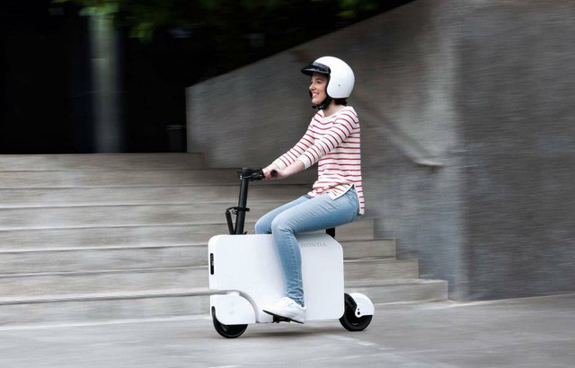 Rộ trào lưu lái vali điện: Tốc độ chỉ được 13km/h nhưng ở quốc gia này yêu cầu phải có... bằng lái- Ảnh 2. Rộ trào lưu lái vali điện: Tốc độ chỉ được 13km/h nhưng ở quốc gia này yêu cầu phải có... bằng lái- Ảnh 2.