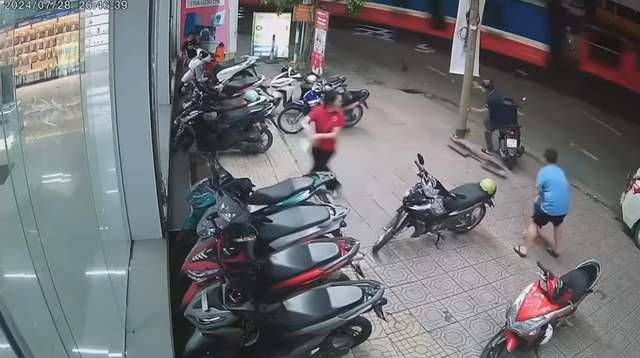Nhân chứng vụ tai nạn tàu hỏa ở Đồng Nai: Bán tải xoay vòng đâm vào một người thu rác, tài xế bị hất tung- Ảnh 2. Nhân chứng vụ tai nạn tàu hỏa ở Đồng Nai: Bán tải xoay vòng đâm vào một người thu rác, tài xế bị hất tung- Ảnh 2.
